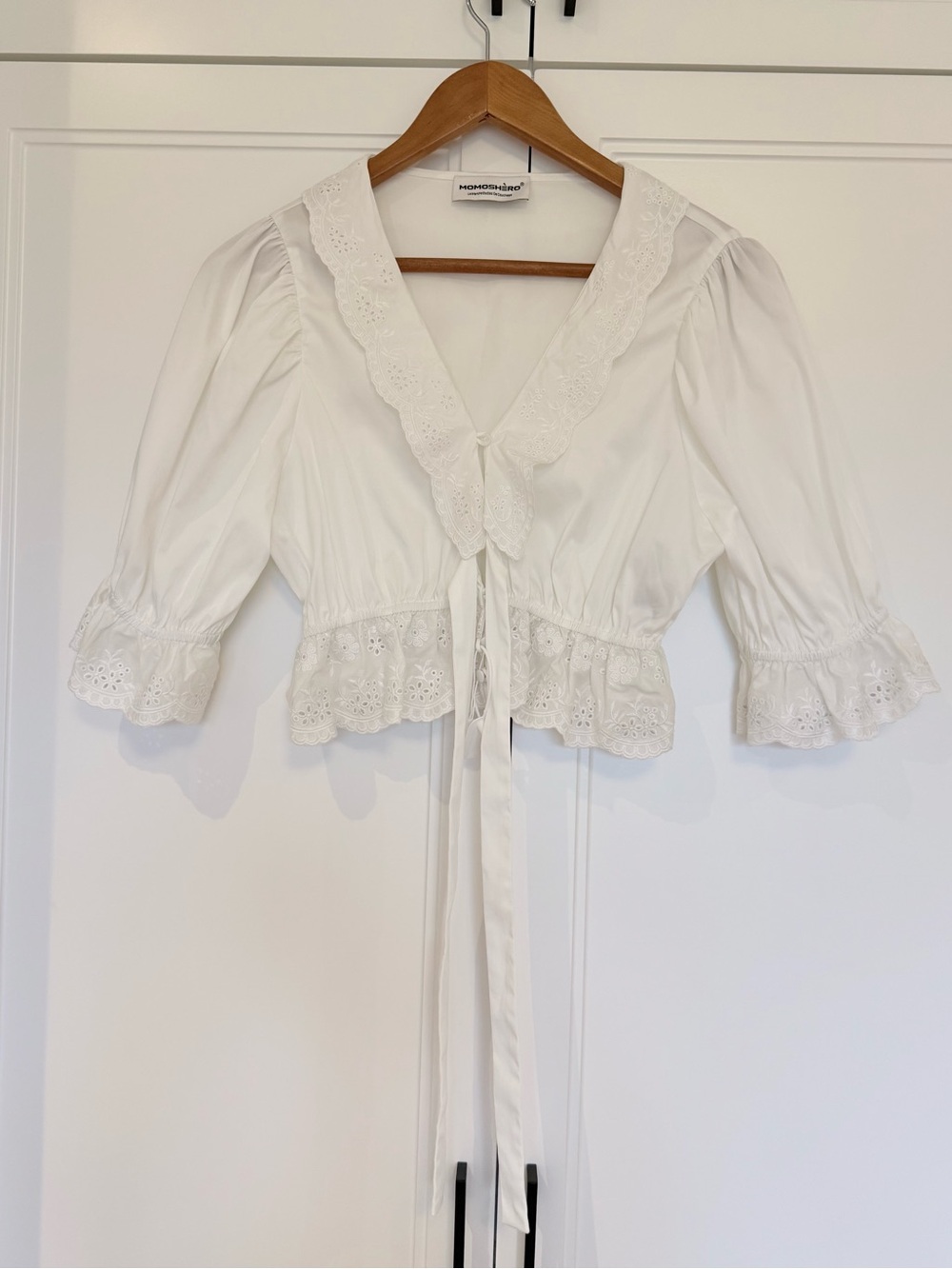 Momoshiro White Lace Embroidered Crop Blouse